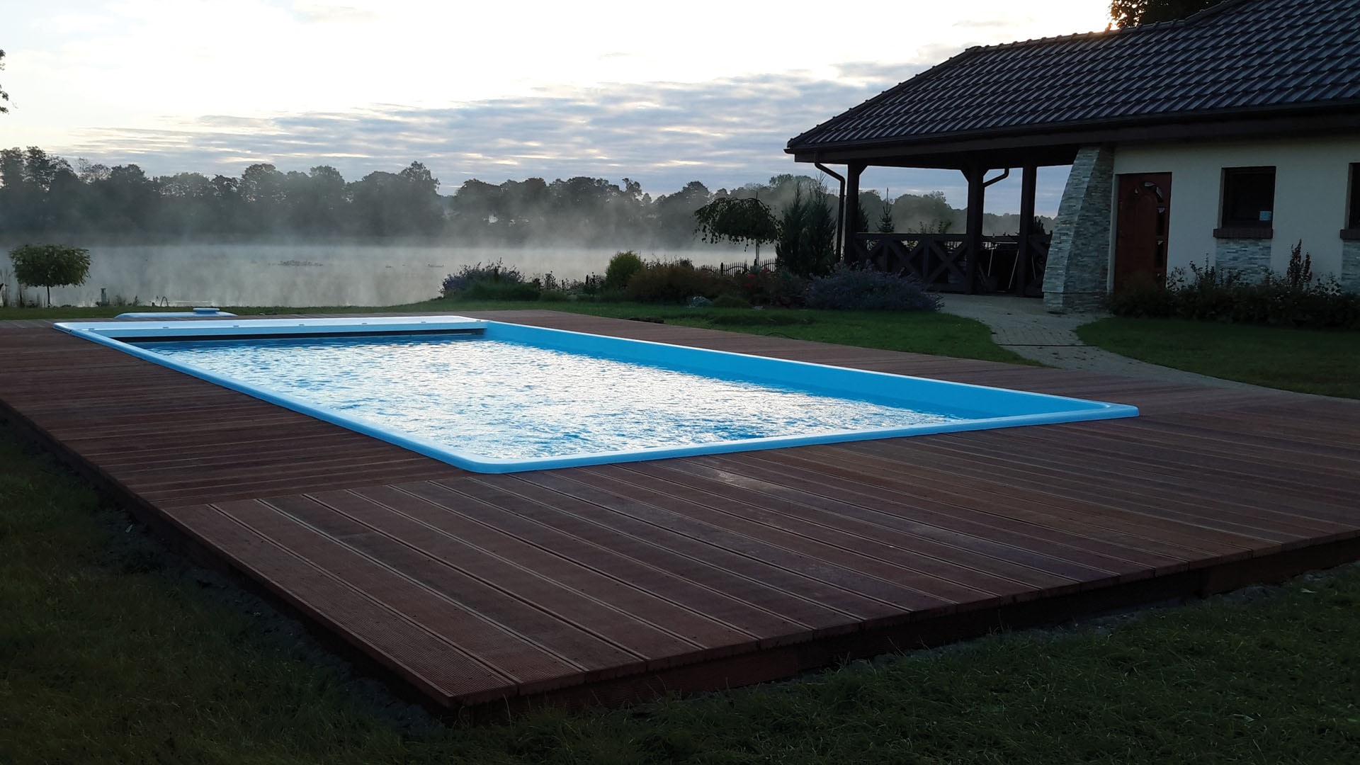 Swimming pool shell structure and fibreglass layers